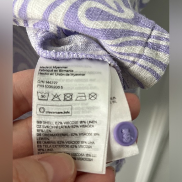 H&M Resort Style Button Down Shirt, Size M - Picture 6 of 9